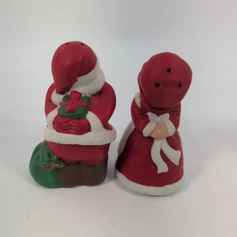 Kissing Santa & Mrs. Claus Ceramic Salt & Pepper Shakers 3 Inch Red Vtg w/ plugs